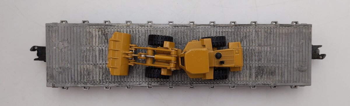 Lionel 6-17517 O Gauge Western Pacific Flatcar #9823 w/Ertl Caterpiller Loader VG/Box