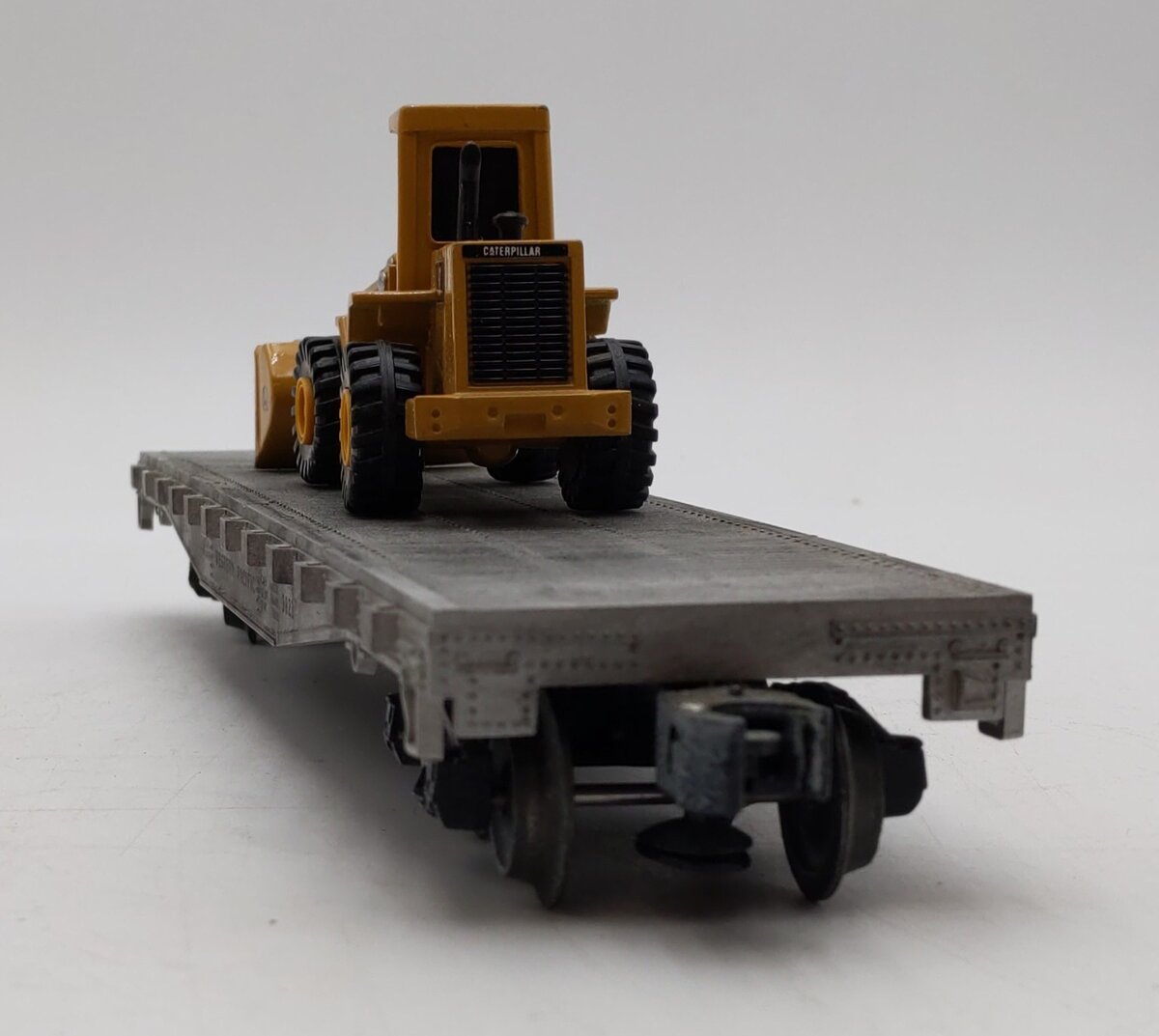 Lionel 6-17517 O Gauge Western Pacific Flatcar #9823 w/Ertl Caterpiller Loader VG/Box