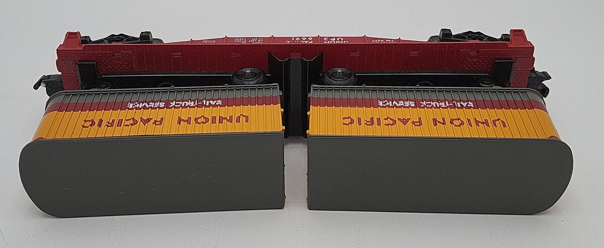 Lionel 6691 O Scale Union Pacific Flatcar w/ 2 Trailers EX