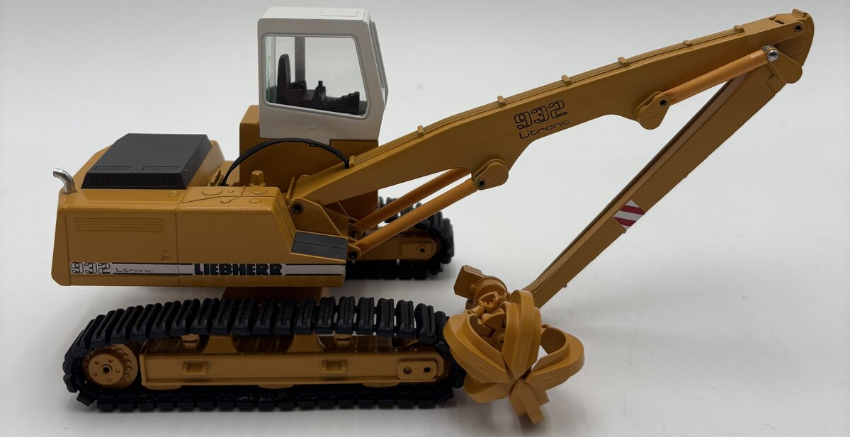 Conrad 2832 1:50 Liebherr 932 Hydraulic Excavator w/Grapple LN/Box