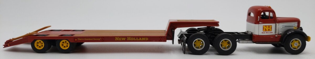 SPEC-CAST ZJD-1055 1:50 New Holland White WC22 Semi w/ Lowboy VG/Box