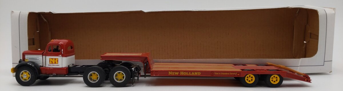 SPEC-CAST ZJD-1055 1:50 New Holland White WC22 Semi w/ Lowboy VG/Box