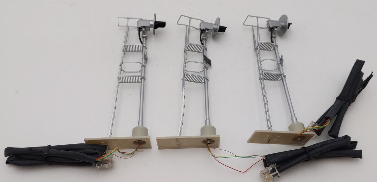 Atlas 6936 SA Single Target Mast Signal - Set of 3 Signals & 4 Sheds 6932's VG/Box