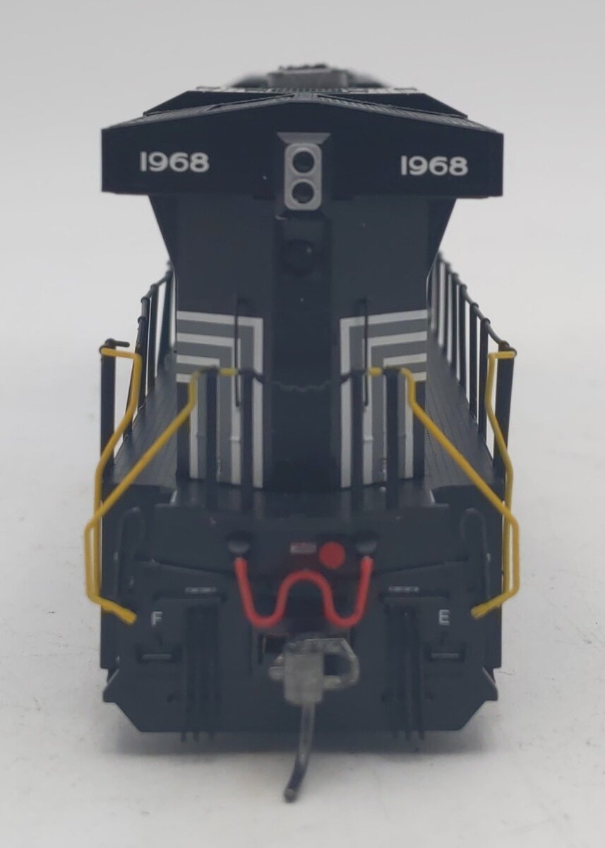 InterMountain 49762-02 HO Scale New York Central #1968 ES444AC Diesel Locomotive VG/Box