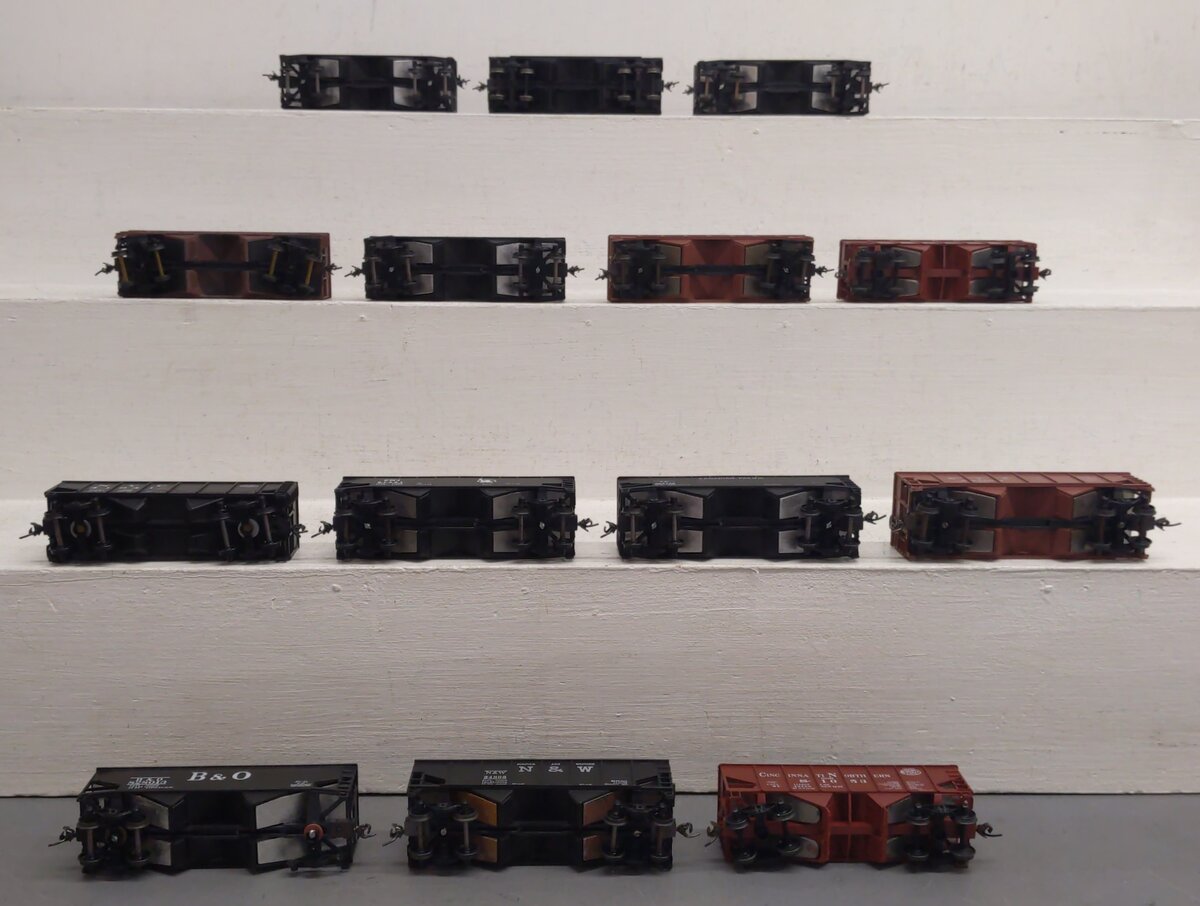 Assorted HO Scale 2-Bay Hoppers [14] VG
