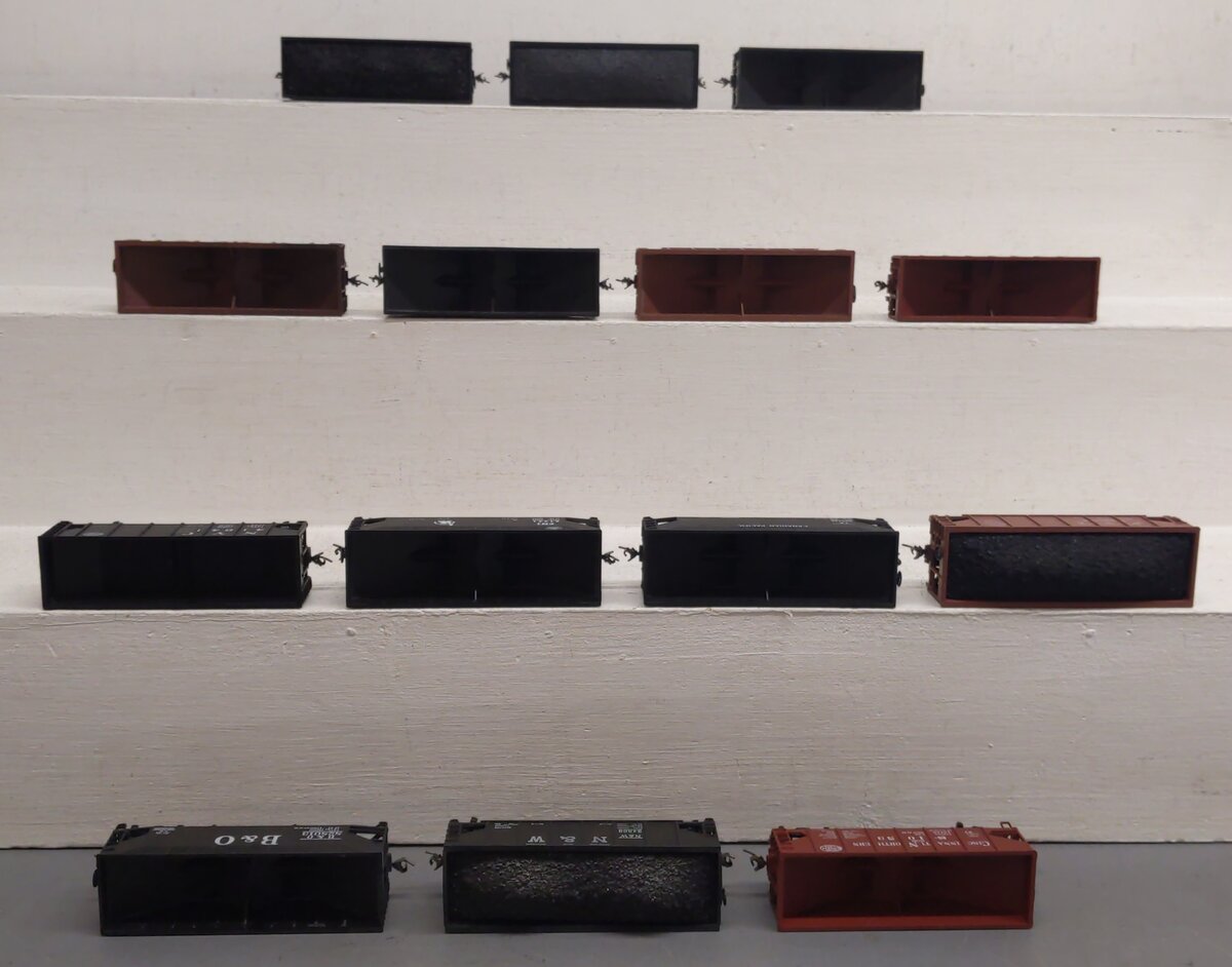 Assorted HO Scale 2-Bay Hoppers [14] VG