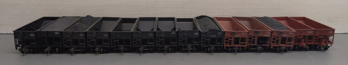 Assorted HO Scale 2-Bay Hoppers [14] VG