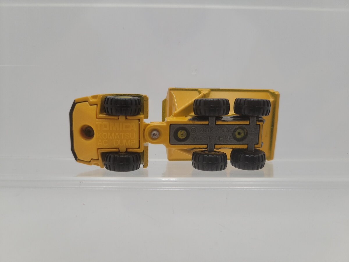 Tomy 120 1:64 Scale Yellow Komatsu Articulated AC Dump Truck HM 400 Die Cast NIB