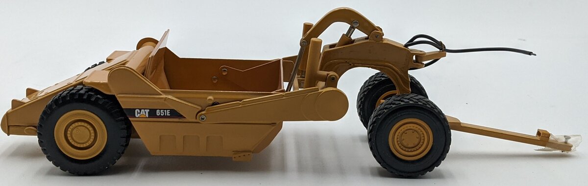 Ertl 2906 1:50 CAT Yellow 651E Scraper LN