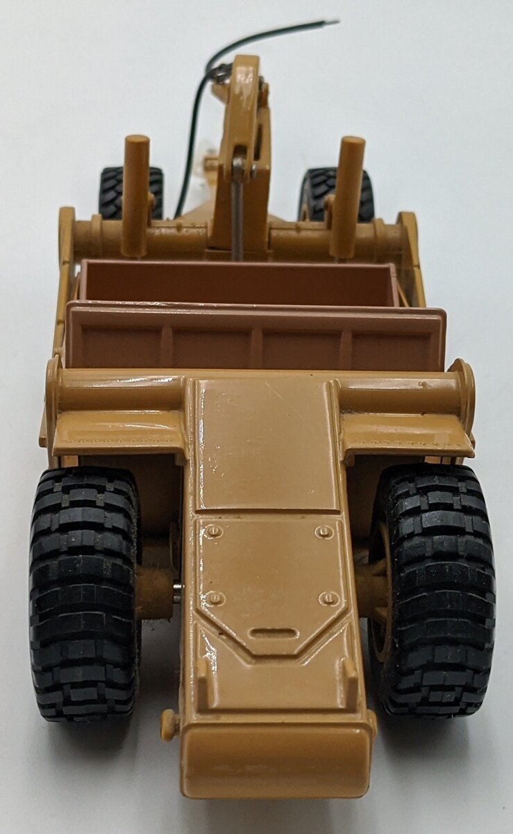Ertl 2906 1:50 CAT Yellow 651E Scraper LN