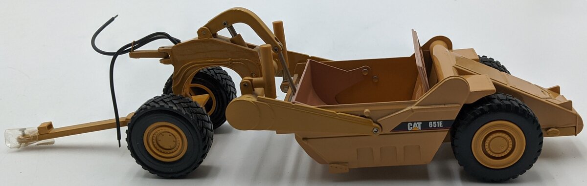 Ertl 2906 1:50 CAT Yellow 651E Scraper LN