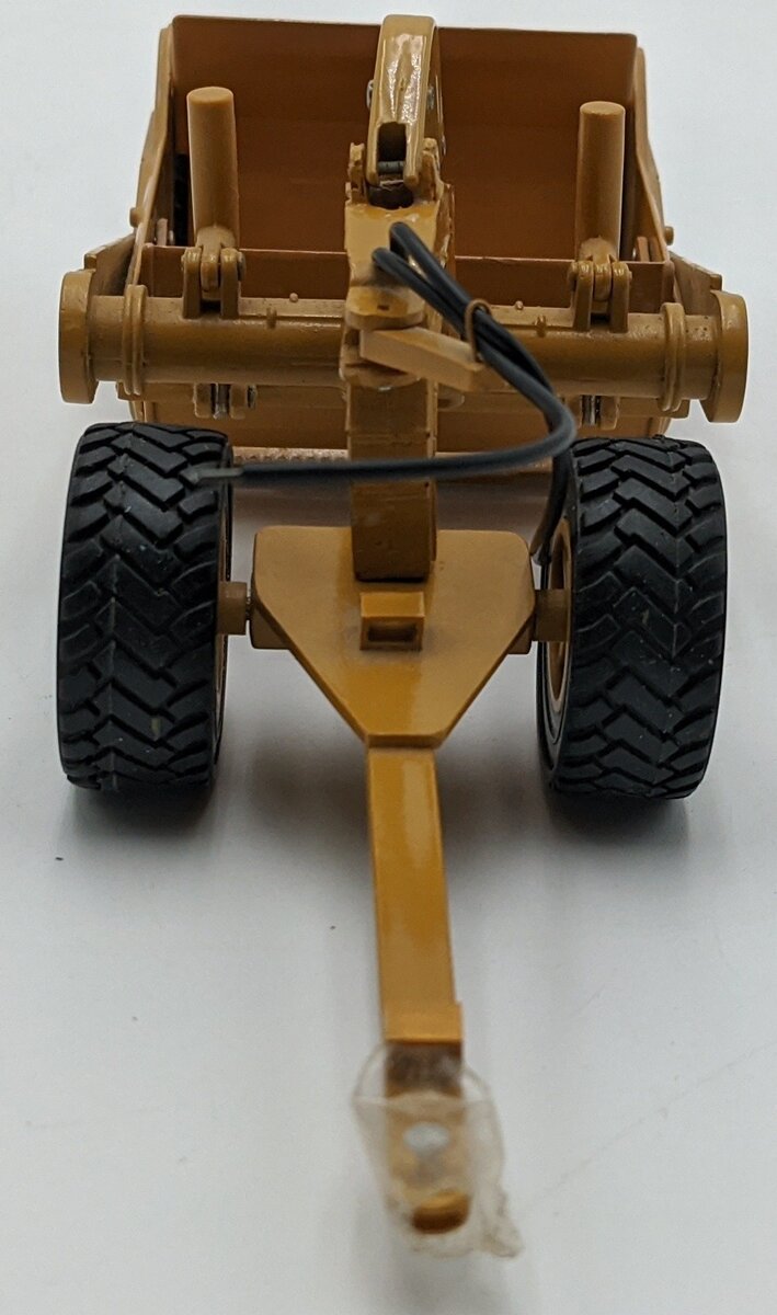 Ertl 2906 1:50 CAT Yellow 651E Scraper LN