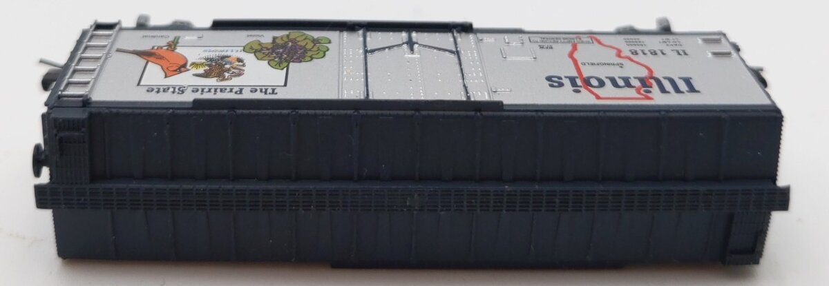 MicroTrains 50200501 Z Scale Illinois 40' Standard Plug Door Boxcar #1818 LN/Box