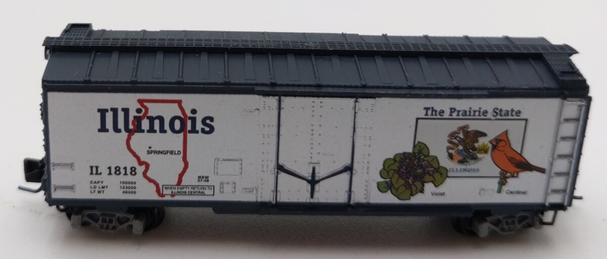 MicroTrains 50200501 Z Scale Illinois 40' Standard Plug Door Boxcar #1818 LN/Box