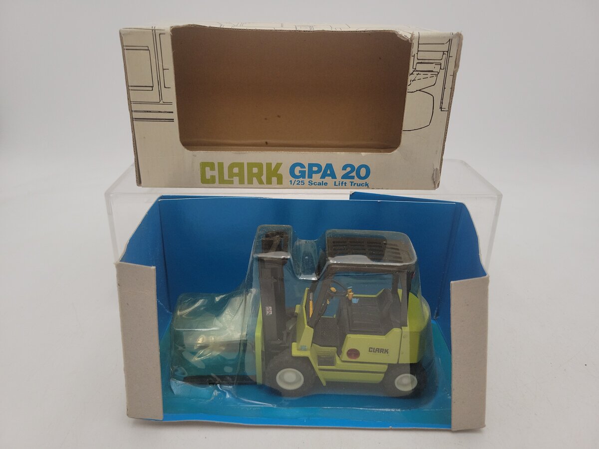 Ertl 1530 1:25 Scale Green Clark GPA 20 Lift Truck Die Cast Model LN/Box