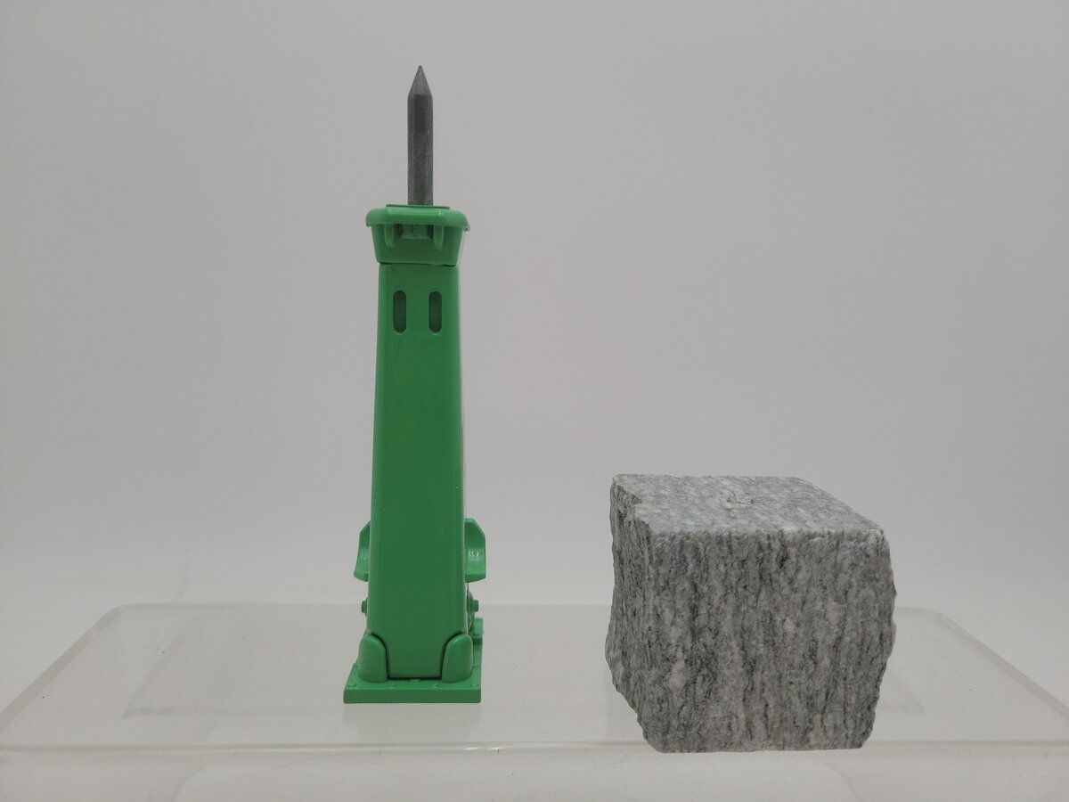 Old Cars V32 1:15 Scale Green IR Montabert Hammer Breaker With Rock EX/Box