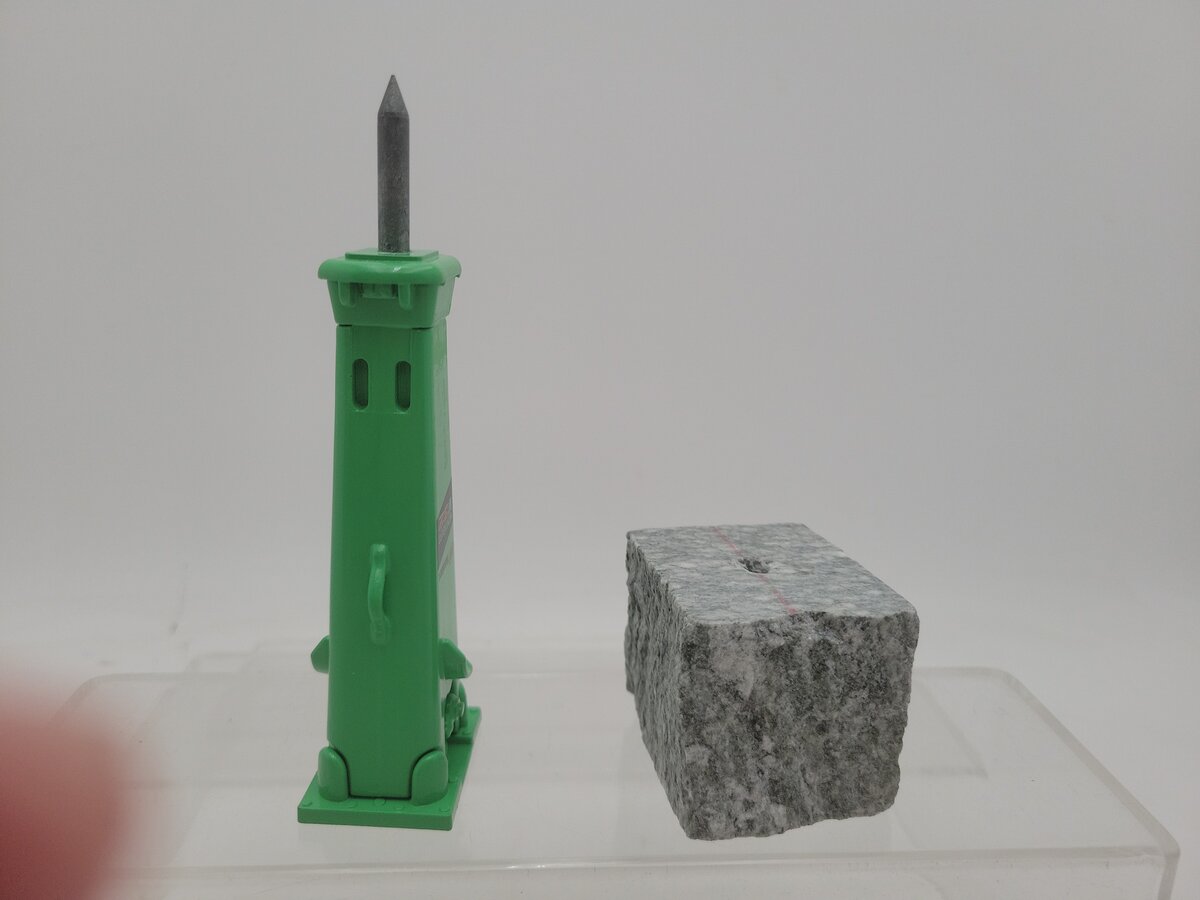 Old Cars V32 1:15 Scale Green IR Montabert Hammer Breaker With Rock EX/Box