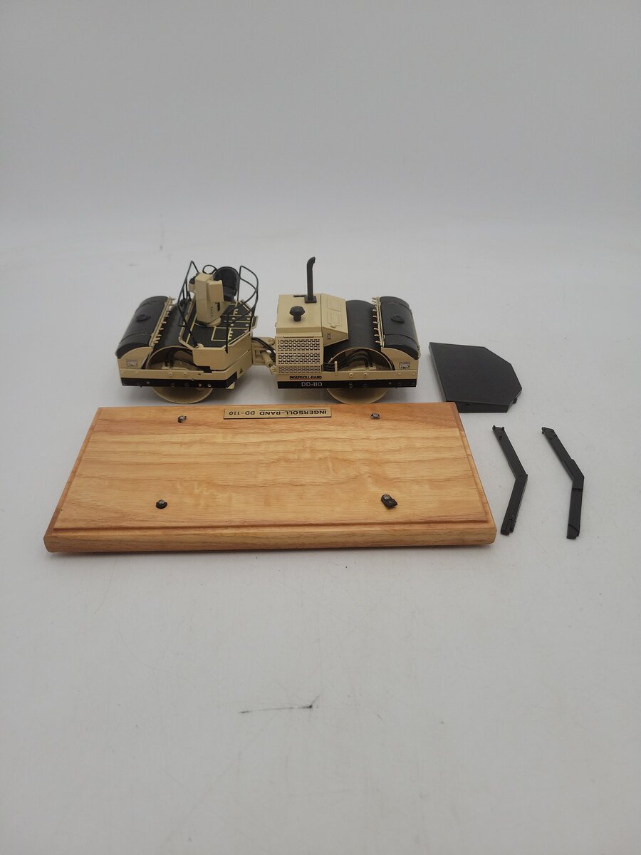 Acme 59178988 1:30 Scale By IngersollRand DD-110 Asphalt Compactor Diecast Model EX/Box