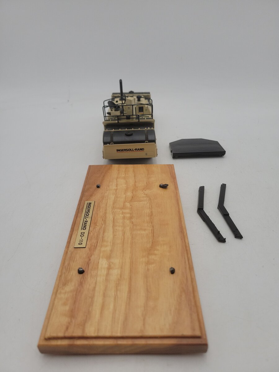 Acme 59178988 1:30 Scale By IngersollRand DD-110 Asphalt Compactor Diecast Model EX/Box