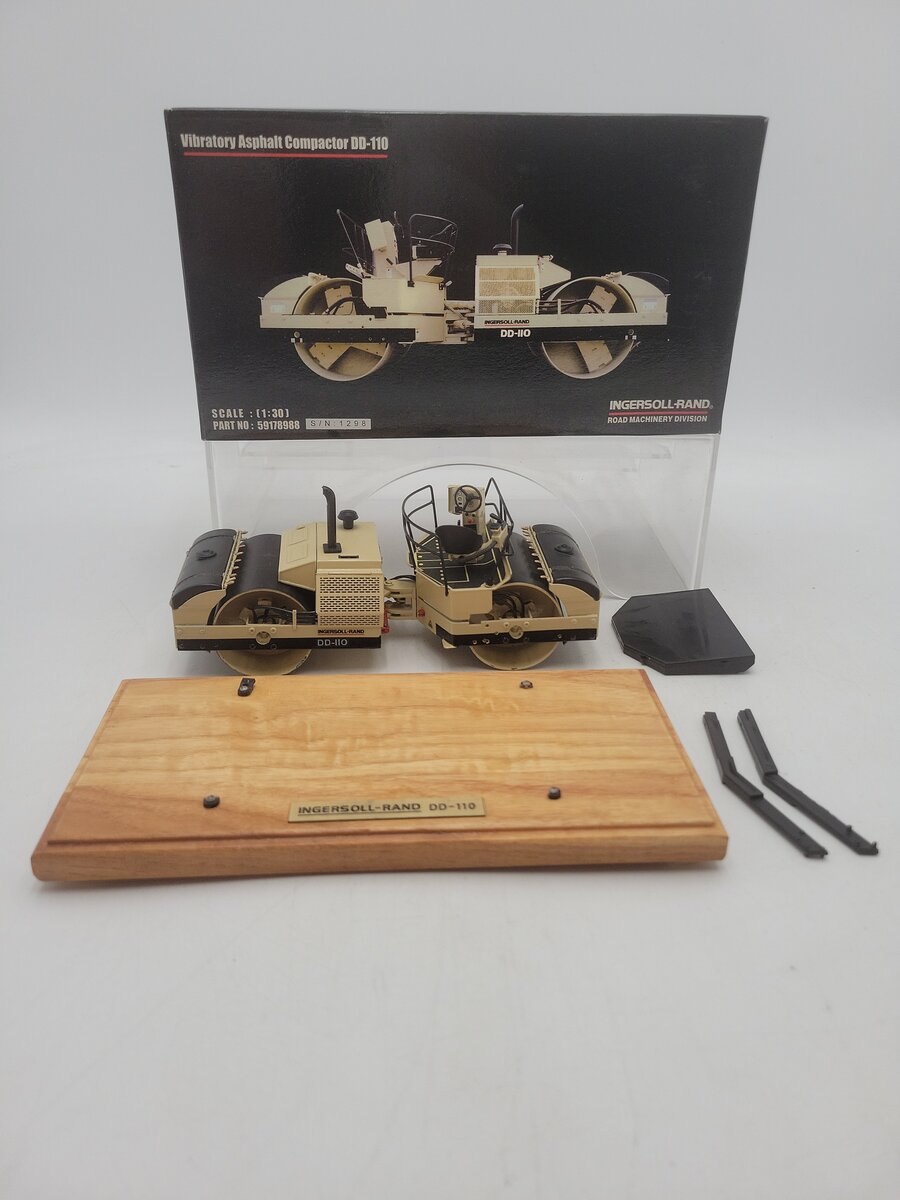 Acme 59178988 1:30 Scale By IngersollRand DD-110 Asphalt Compactor Diecast Model EX/Box
