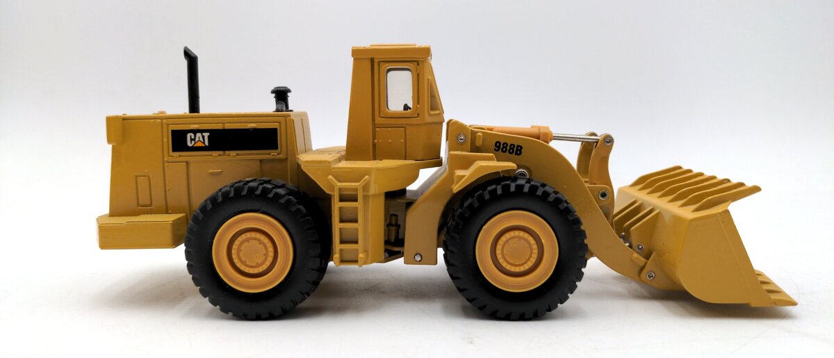 Ertl 2435 1:50 Scale Caterpillar 988B Wheel Loader NIB