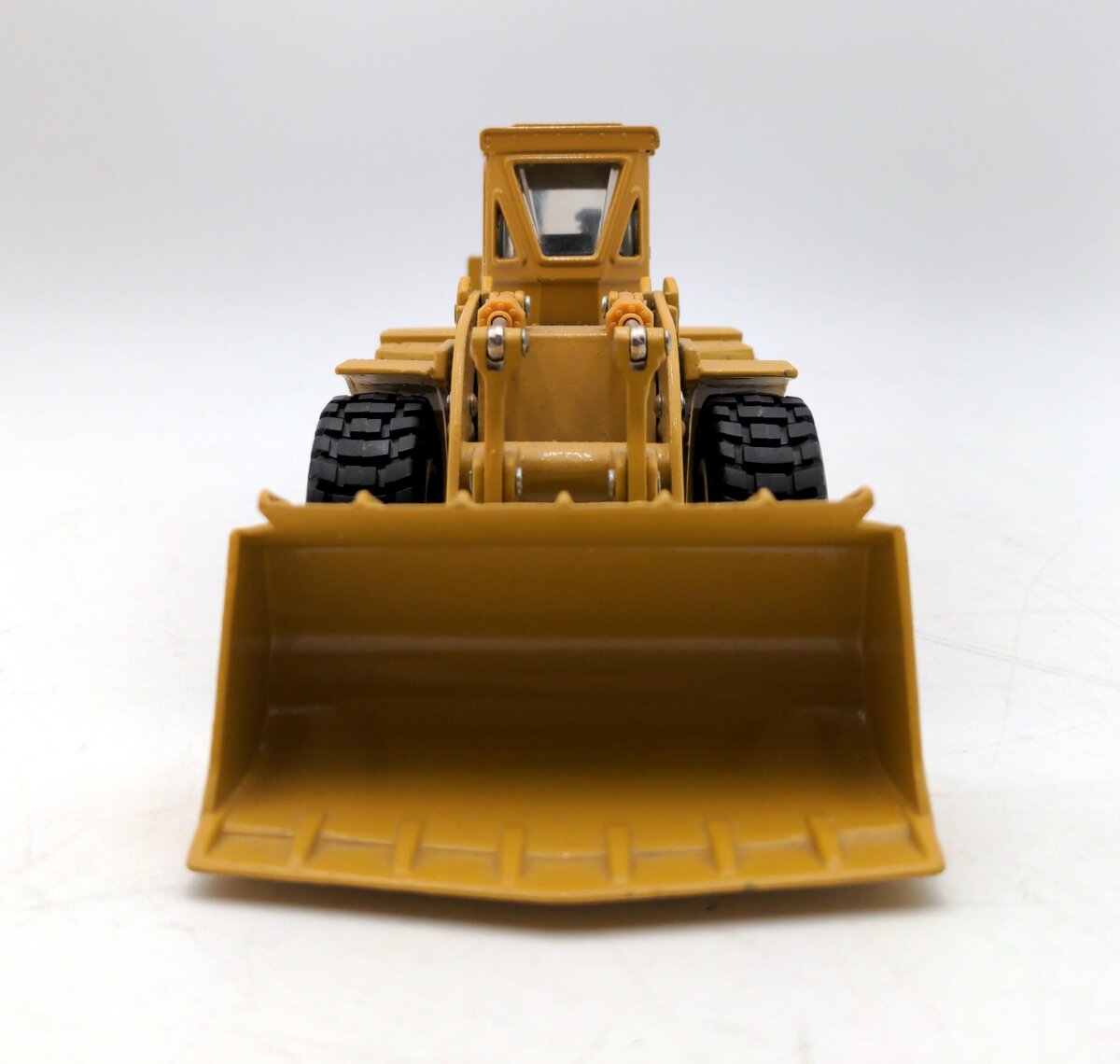 Ertl 2435 1:50 Scale Caterpillar 988B Wheel Loader NIB