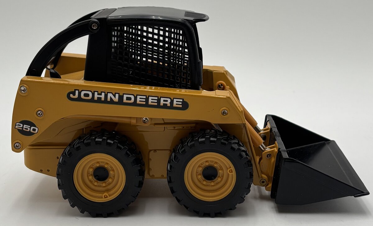 Ertl 15011 1:16 Scale Diecast John Deere 250 Skid Steer EX/Box