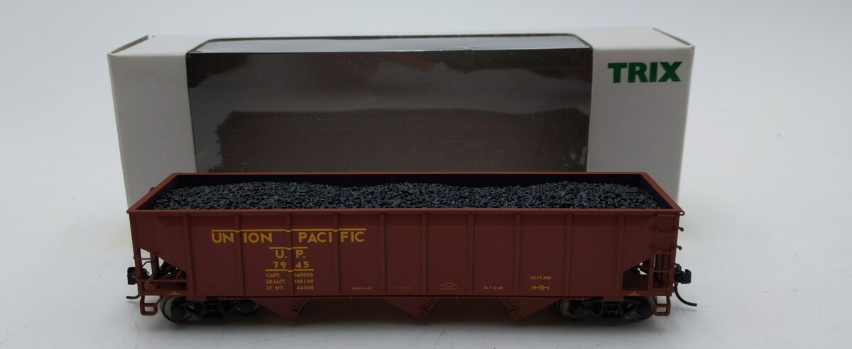 Trix 24902-17 HO Scale Union Pacific 3-Bay Hopper w/Coal Load #7945 LN/Box