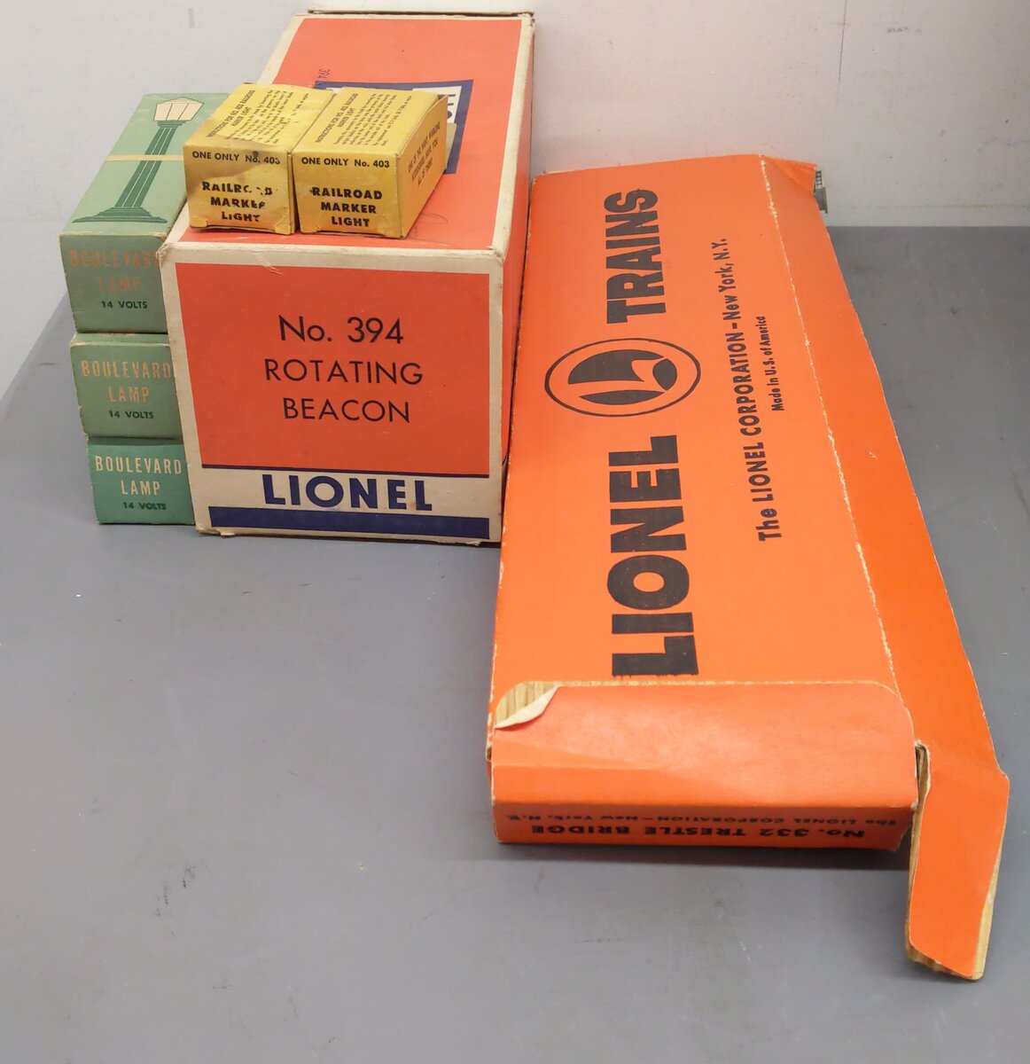 Lionel & Other Vintage O Beacon, Lights, and Platform:157, 394, 317, 403 [9] VG