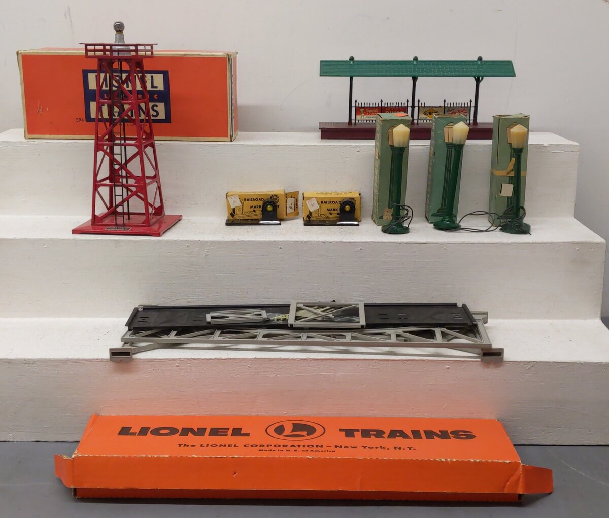 Lionel & Other Vintage O Beacon, Lights, and Platform:157, 394, 317, 403 [9] VG