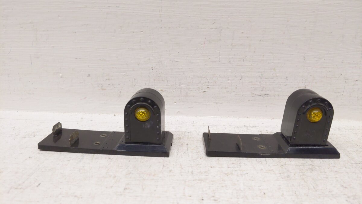 Lionel & Other Vintage O Beacon, Lights, and Platform:157, 394, 317, 403 [9] VG