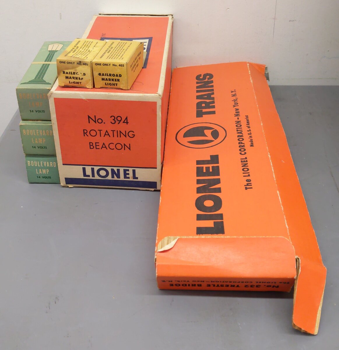 Lionel & Other Vintage O Beacon, Lights, and Platform:157, 394, 317, 403 [9] VG