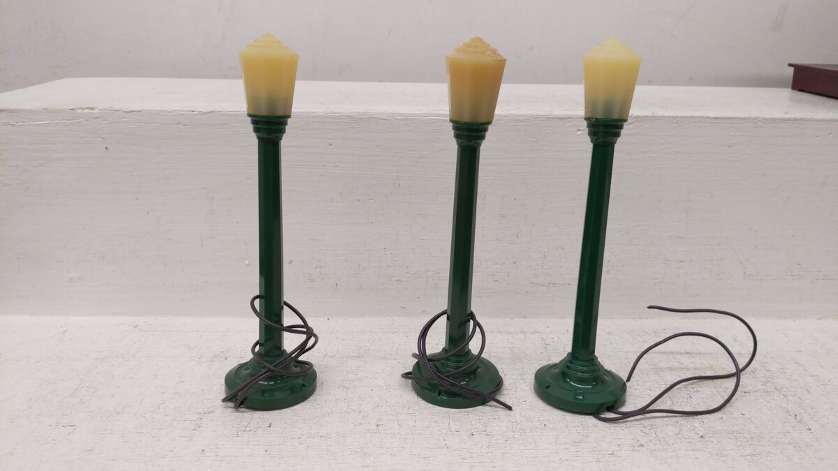 Lionel & Other Vintage O Beacon, Lights, and Platform:157, 394, 317, 403 [9] VG