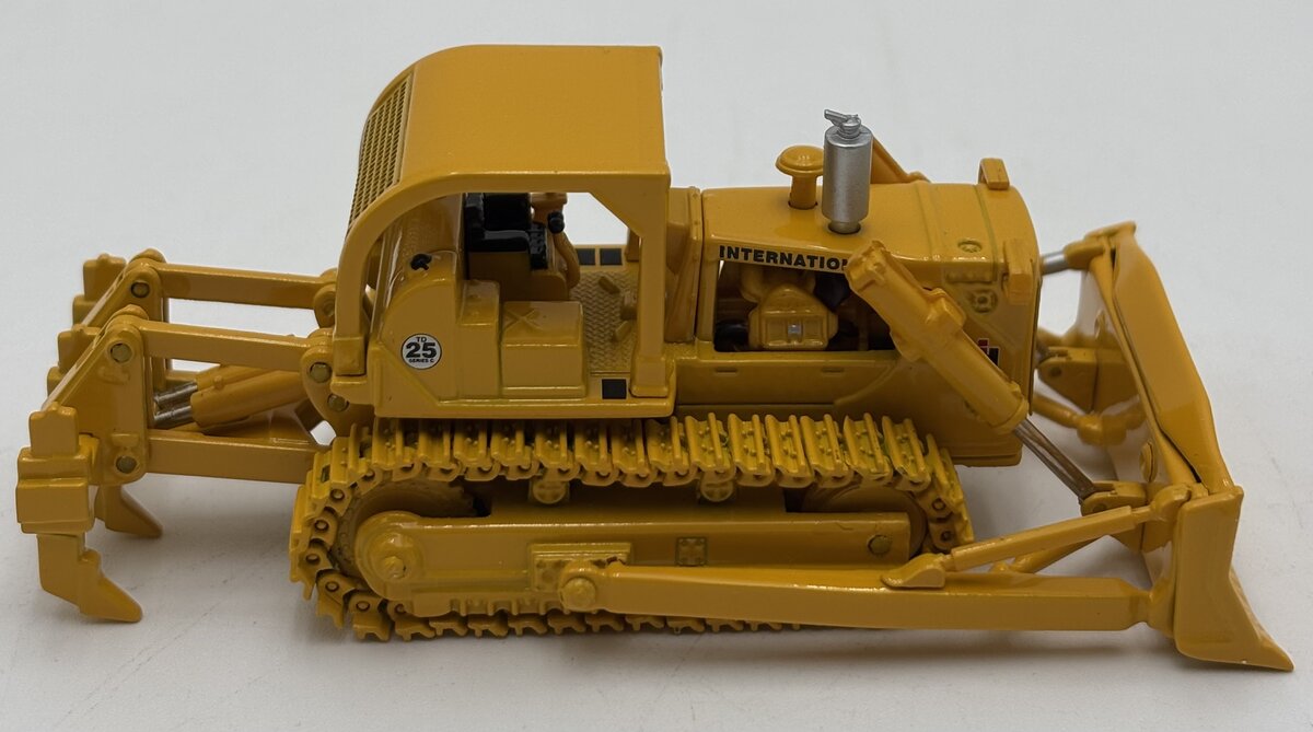 First Gear 80-0303 1:87 Scale TD-25 International Harvester Crawler W/Ripper LN/Box