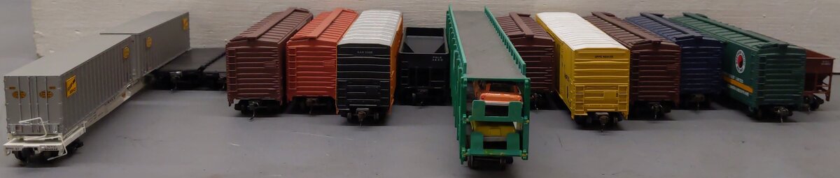 Bachmann & Others HO Scale Assorted Freight Cars; 11128, 905354, 504228 [14] VG