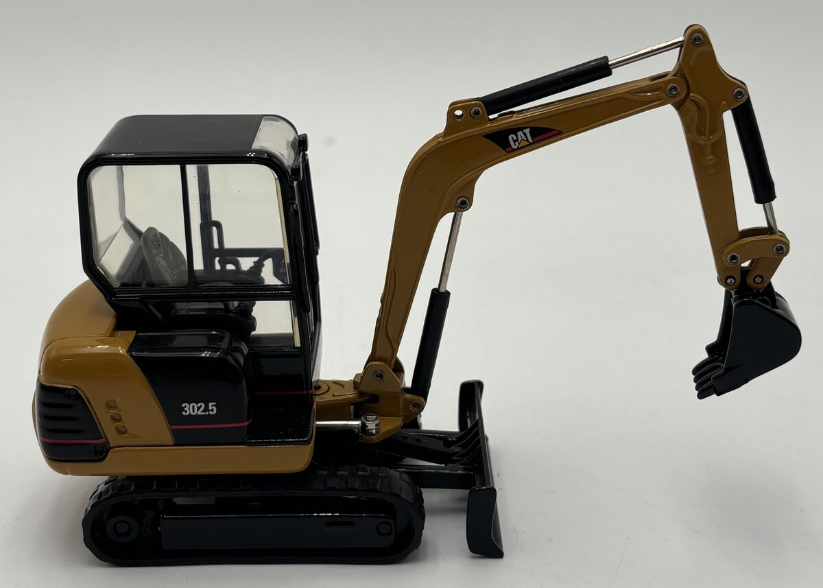 Norscot 55085 1:32 Diecast Caterpillar 302.5 Mini-Hydraulic Excavator w/Tools LN/Box