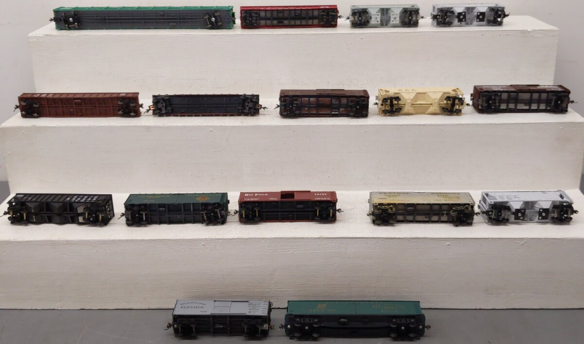 Bachmann & Others HO Scale Assorted Freight Cars: [16] VG
