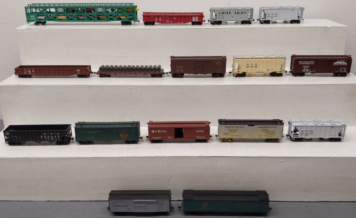 Bachmann & Others HO Scale Assorted Freight Cars: [16] VG