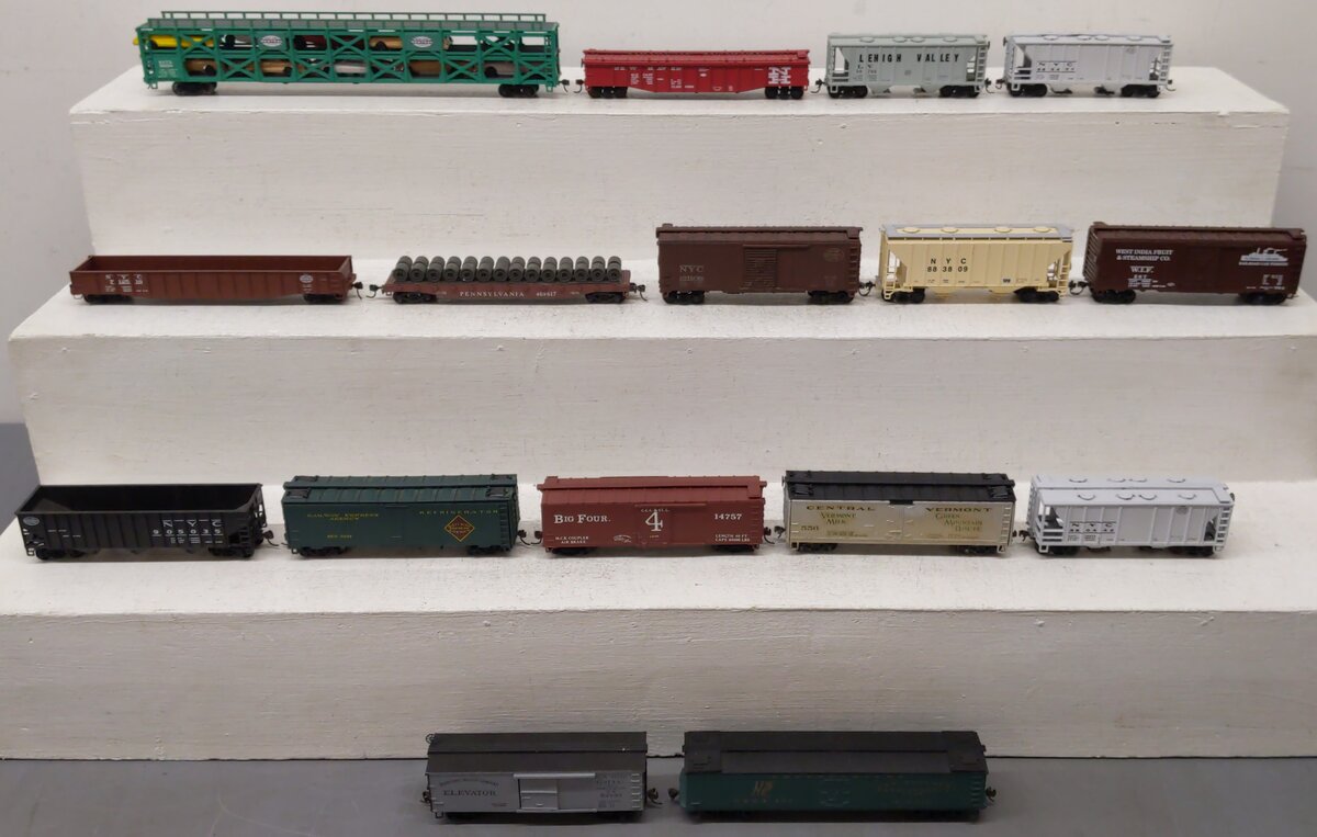 Bachmann & Others HO Scale Assorted Freight Cars: [16] VG