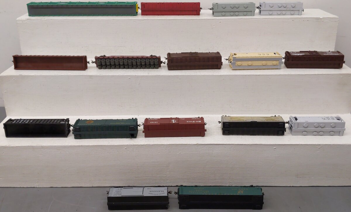 Bachmann & Others HO Scale Assorted Freight Cars: [16] VG