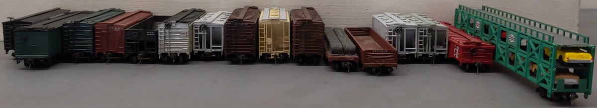 Bachmann & Others HO Scale Assorted Freight Cars: [16] VG