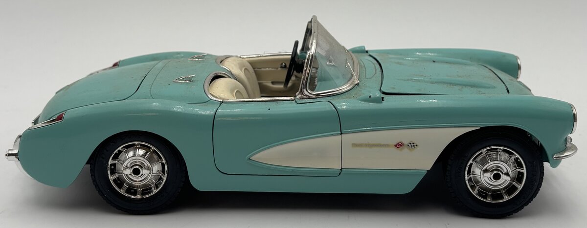 Burago 3024 1:18 1957 Chevrolet Corvette (Blue) VG/Box