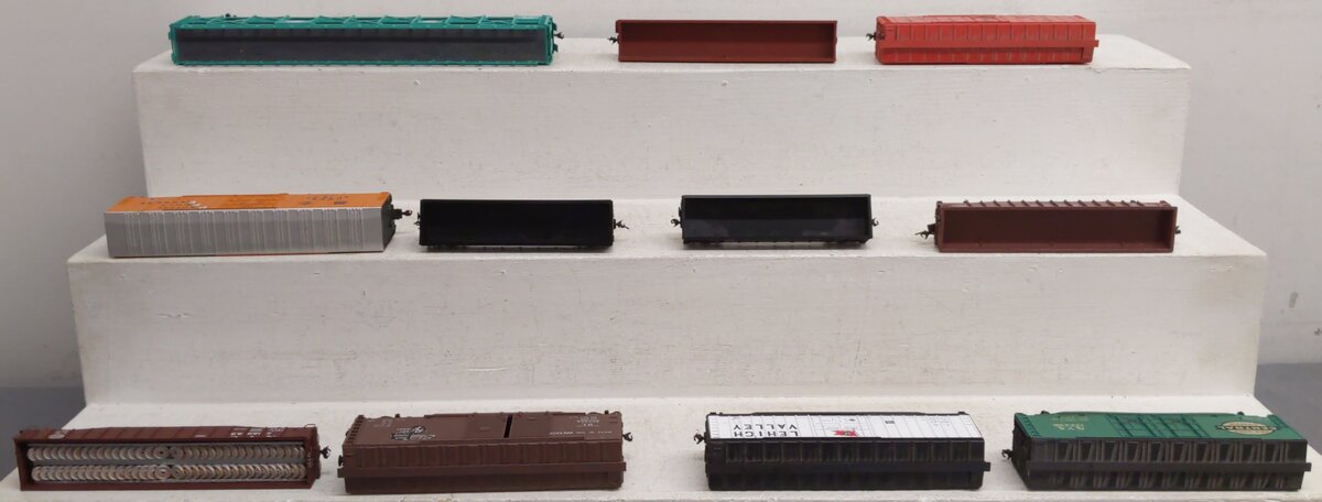 Bachmann & Others HO Scale Assorted Freight Cars; [11] VG