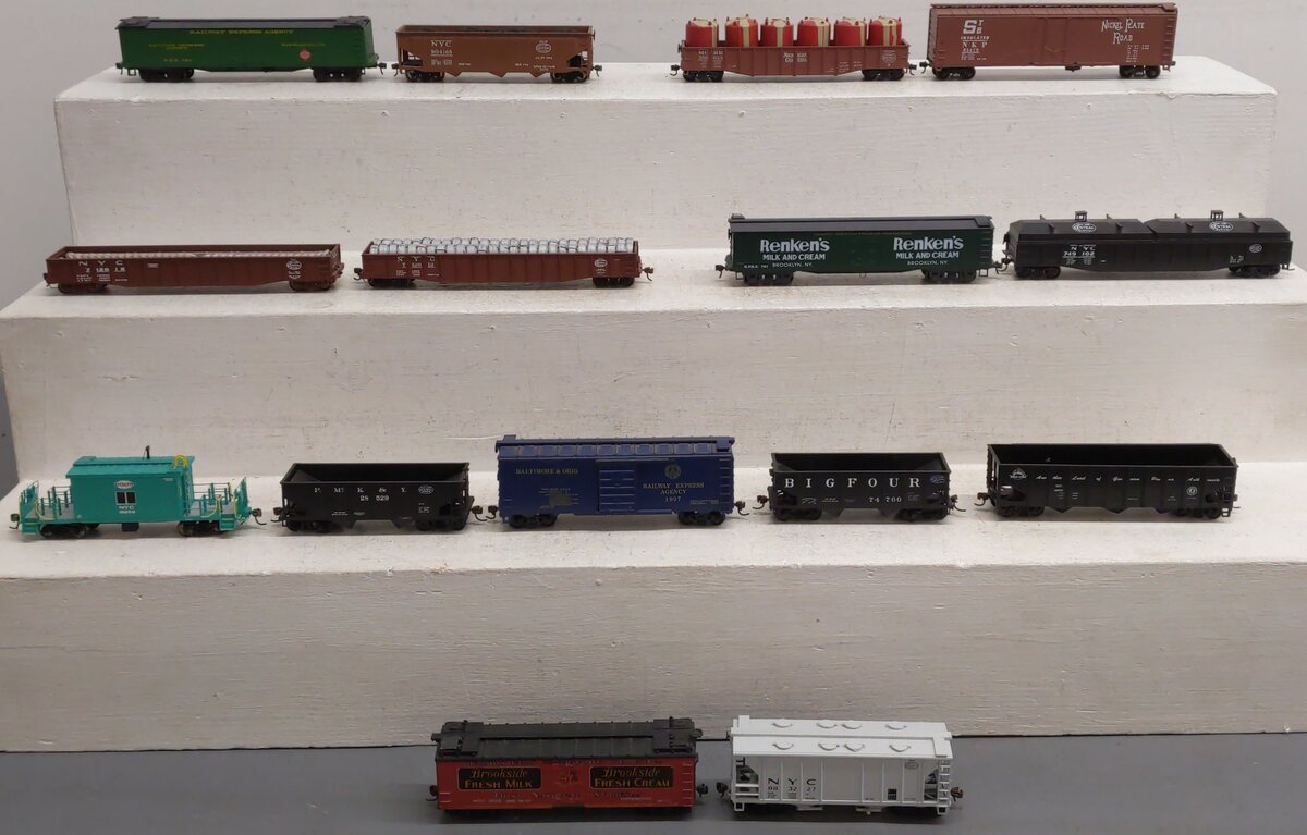 Roundhouse & Others HO Scale Assorted Freight Cars [15] VG