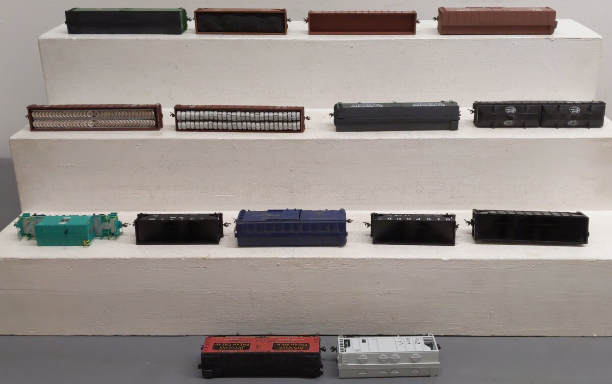 Roundhouse & Others HO Scale Assorted Freight Cars [15] VG