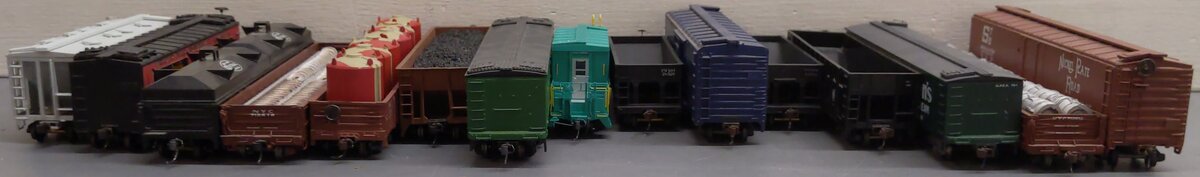 Roundhouse & Others HO Scale Assorted Freight Cars [15] VG