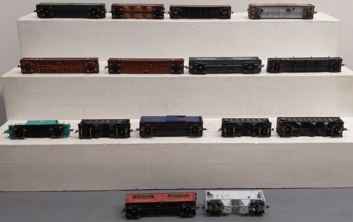 Roundhouse & Others HO Scale Assorted Freight Cars [15] VG