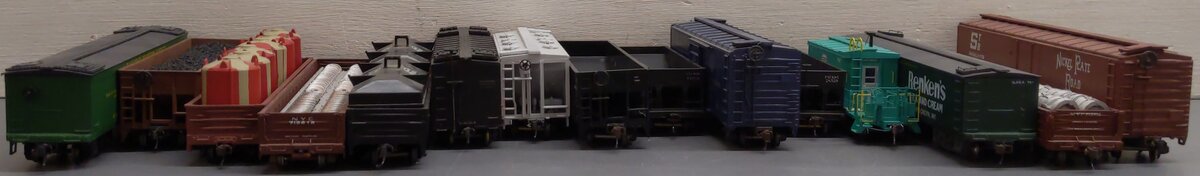 Roundhouse & Others HO Scale Assorted Freight Cars [15] VG