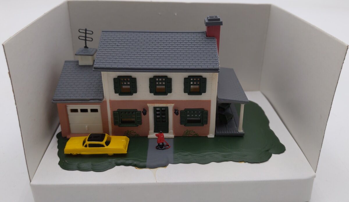 Bachmann 45813 N Two-Story House W/Garage Hand Decorate Pre-Assembled EX/Box