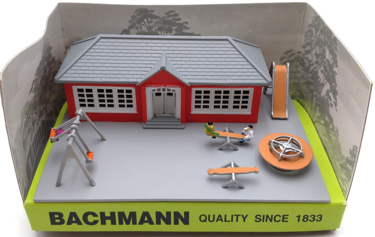 Bachmann 45807 N Pre-Assembled Schoolhouse with Playground Equipment LN/Box
